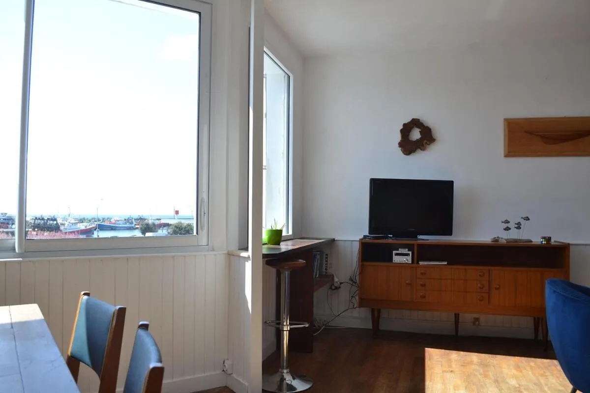 Large Apartment With Sea View And Port Of Ле-Гильвинек